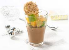 Schokoladenmousse mit Zitrusfrüchten und Nuss-Kissen Schokoladenmousse mit Zitrusfrüchten und Nuss-Kissen