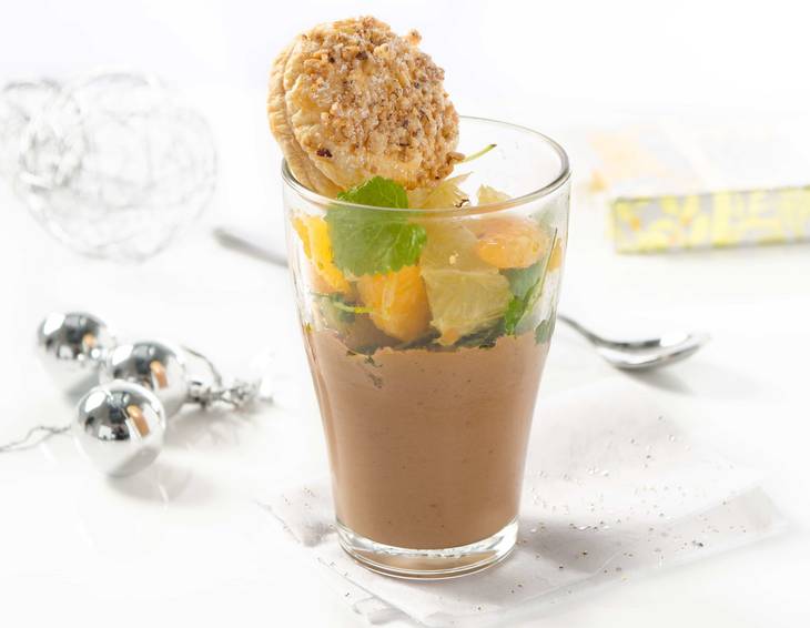 Schokoladenmousse mit Zitrusfrüchten und Nuss-Kissen