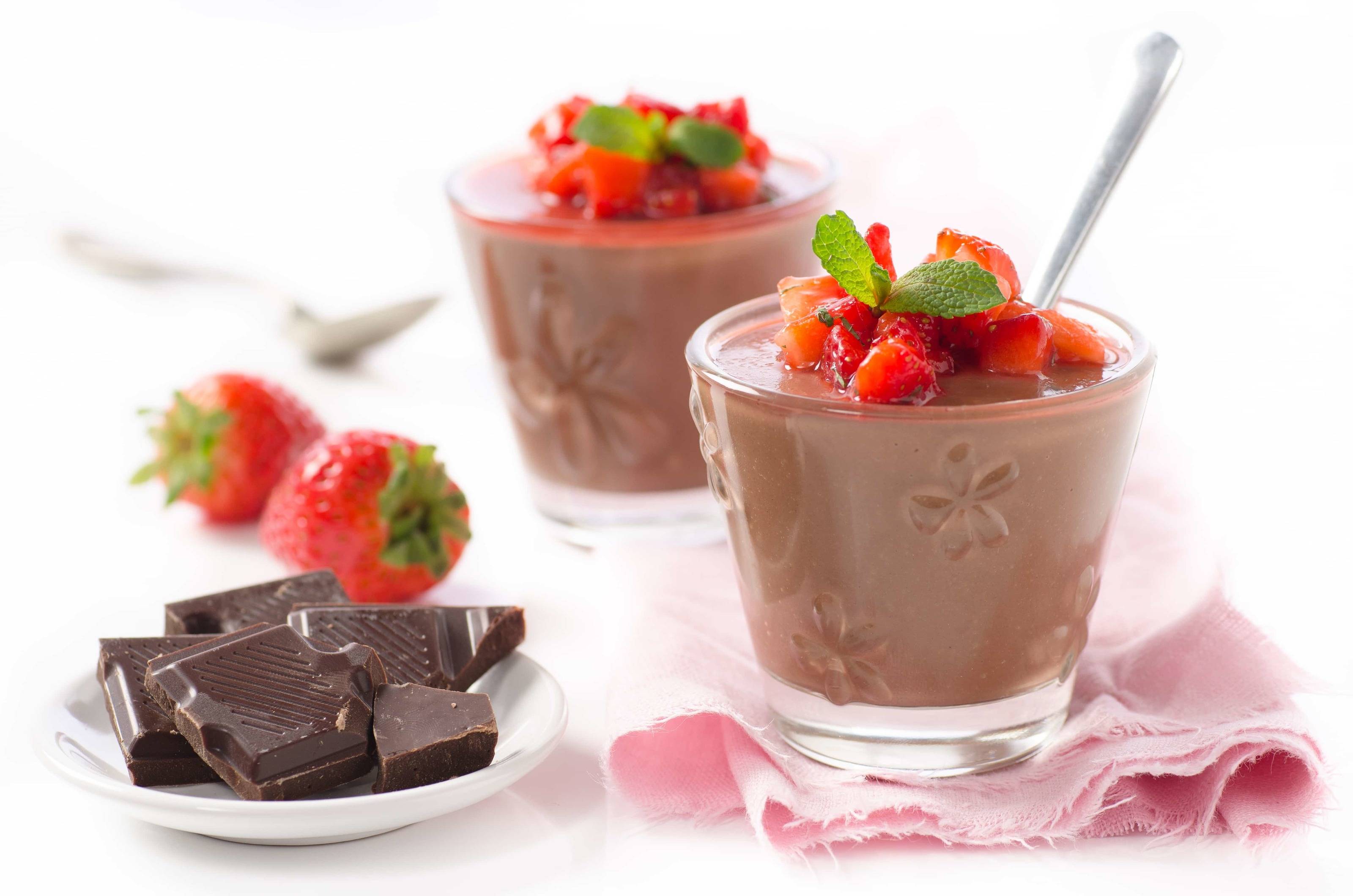 Vegane Schokoladenmousse mit Erdbeeren