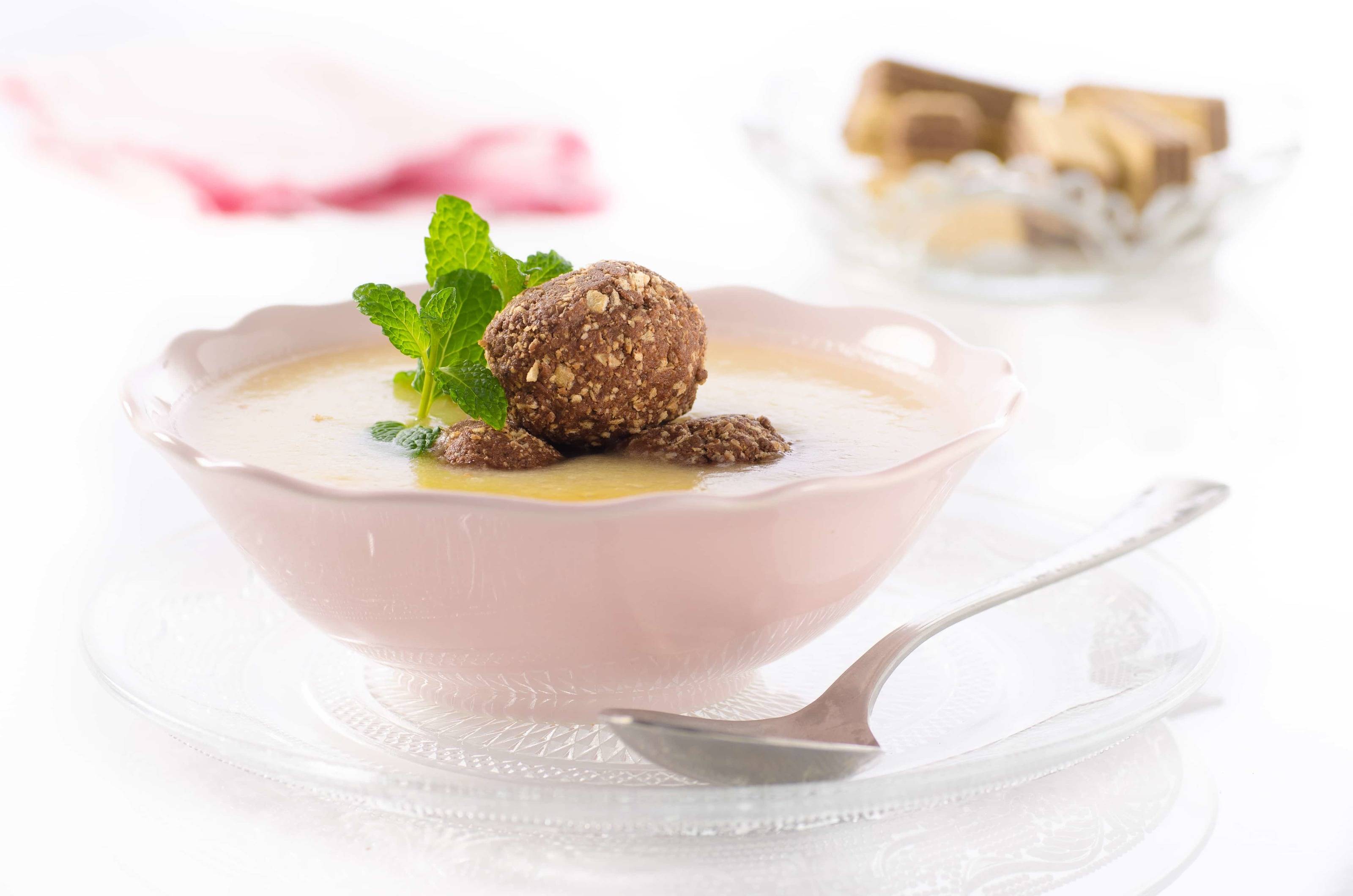 Süße Apfelsuppe mit Manner-Schnitten-Knödel