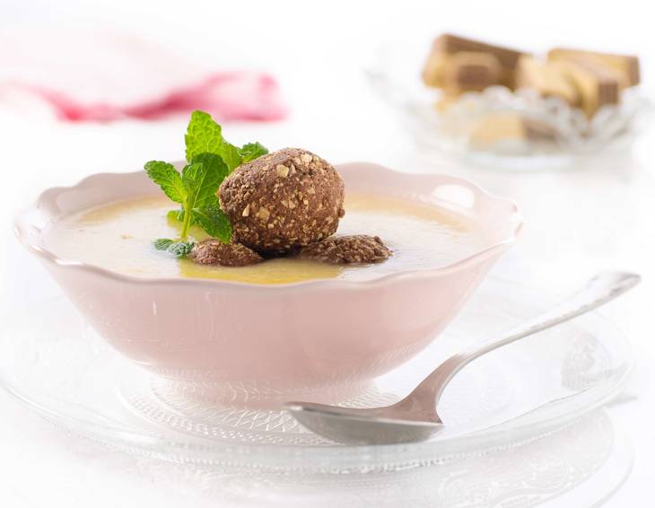 Süße Apfelsuppe mit Manner-Schnitten-Knödel Süße Apfelsuppe mit Manner-Schnitten-Knödel