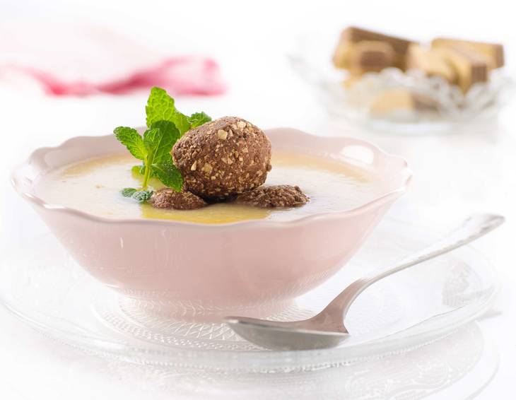 Süße Apfelsuppe mit Manner-Schnitten-Knödel