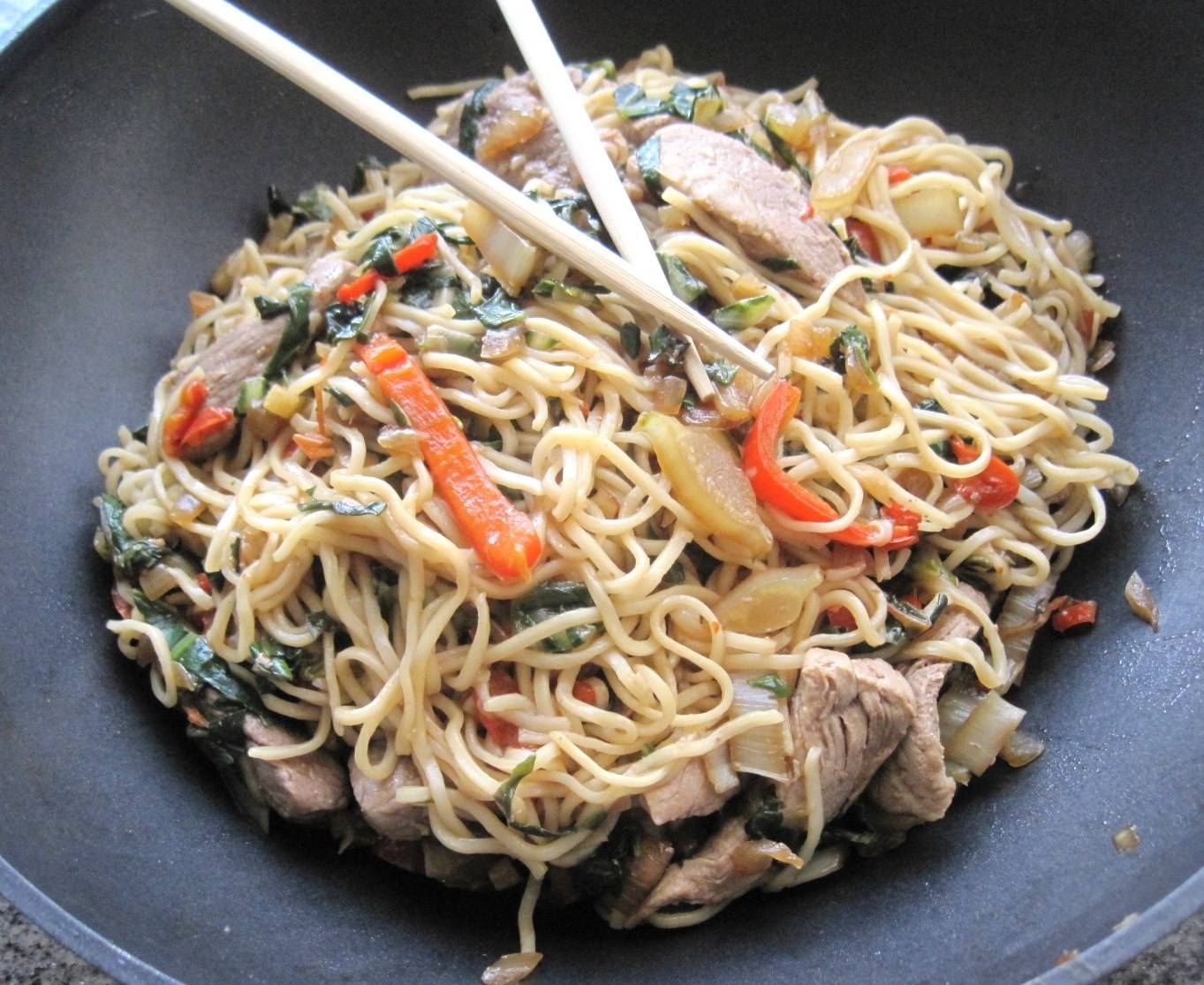 Gemüsewok mit Filetstreifen und Eiernudeln