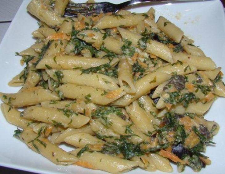 Penne in Karottengrünsauce