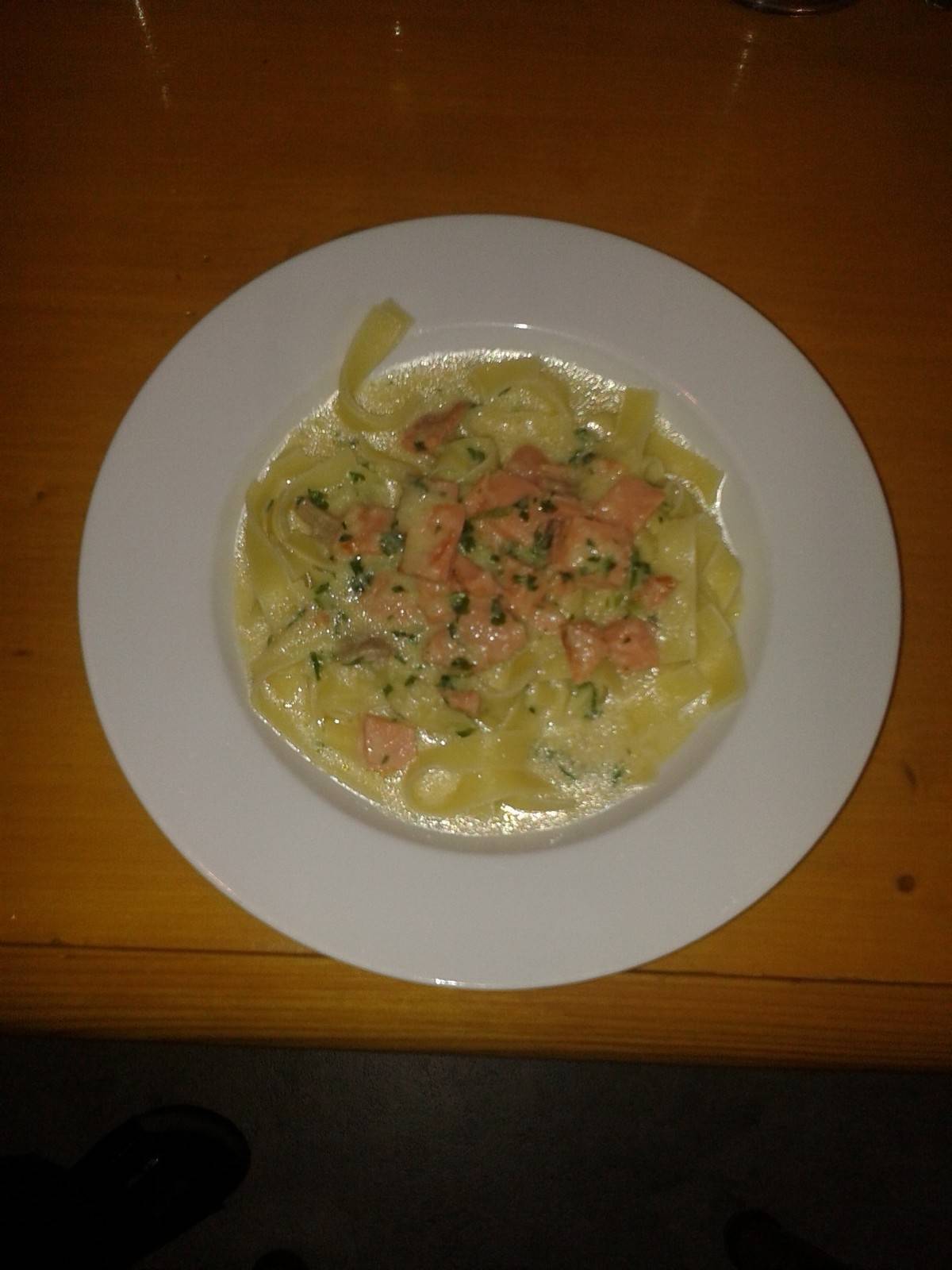 Bandnudeln mit Weißwein-Räucherlachssauce Rezept - ichkoche.de Bandnudeln mit Weißwein-Räucherlachssauce Rezept - ichkoche.de