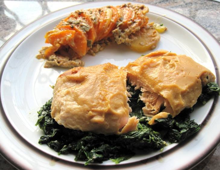 Lachs aus der Folie mit Kartoffelgratin und Spinat Lachs aus der Folie mit Kartoffelgratin und Spinat