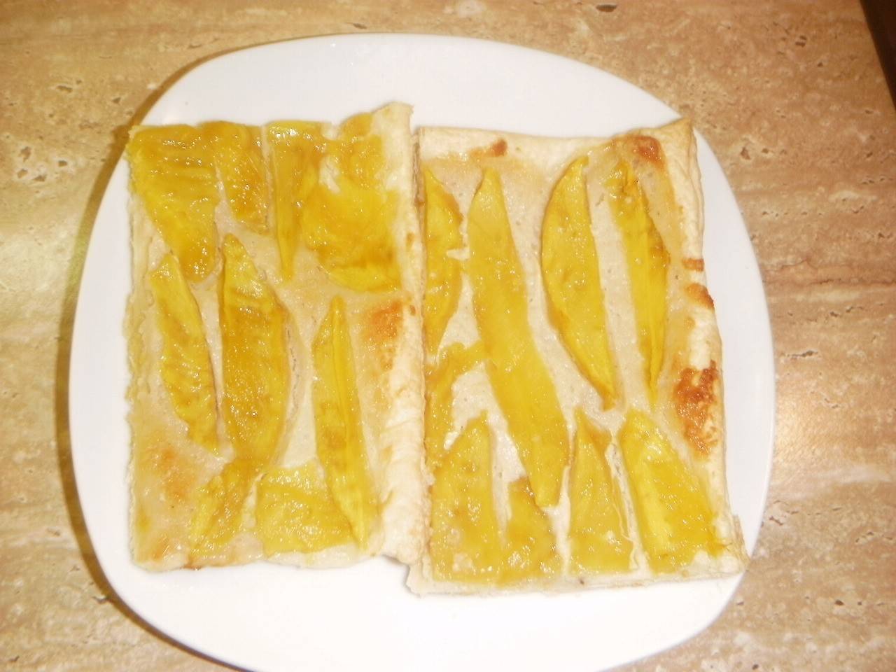 Mango-Marzipan-Pizza