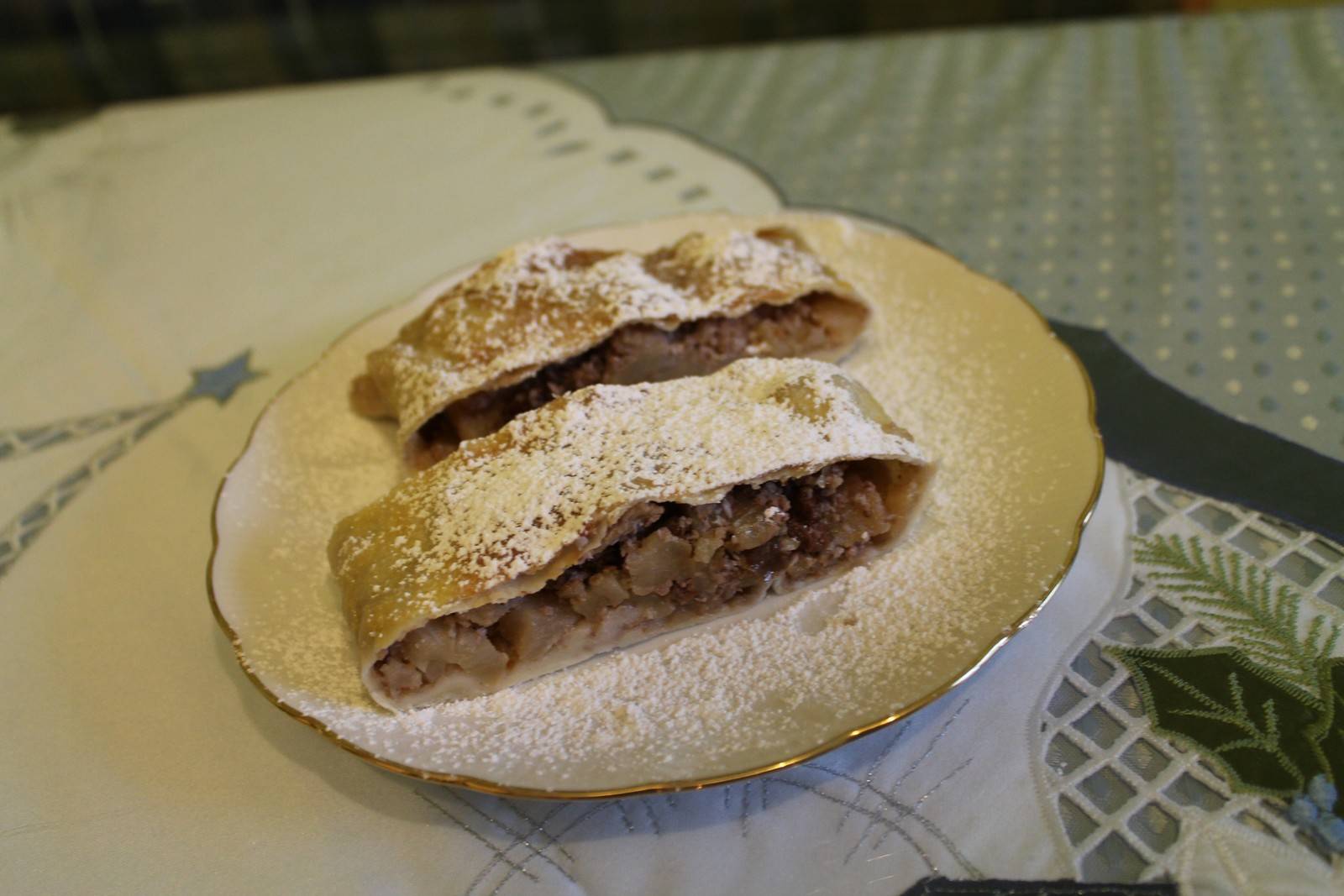 Apfelstrudel mit Walnüssen