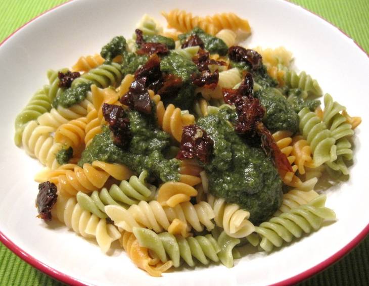 Nudeln mit Basilikumpesto Nudeln mit Basilikumpesto