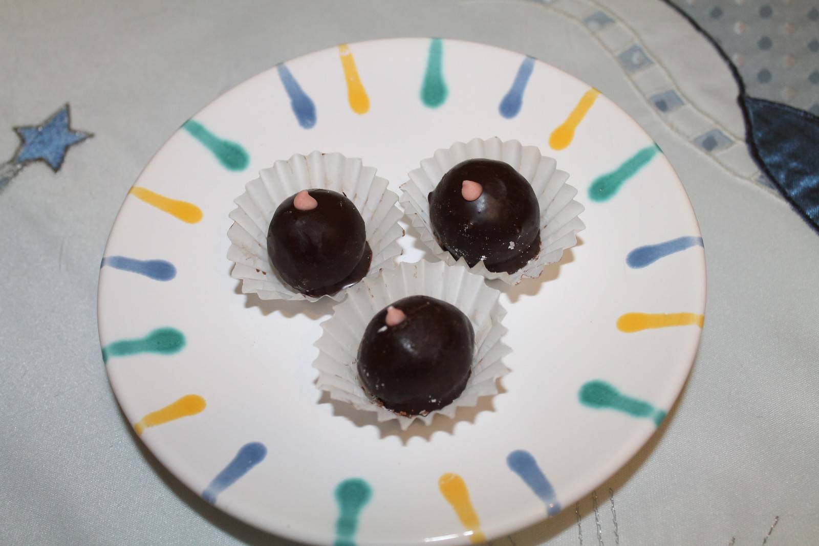 Rumkugeln mit Weichseln Rezept - ichkoche.de