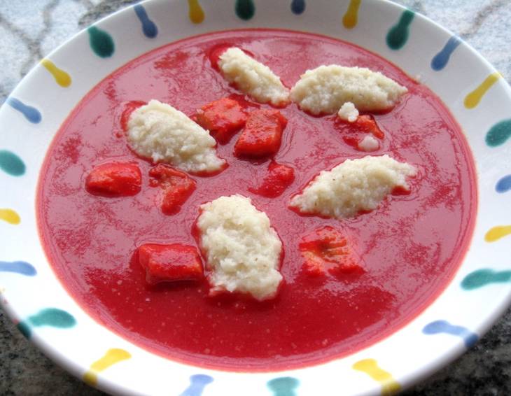 Rote-Rüben-Suppe mit Polardorsch und Krennockerln