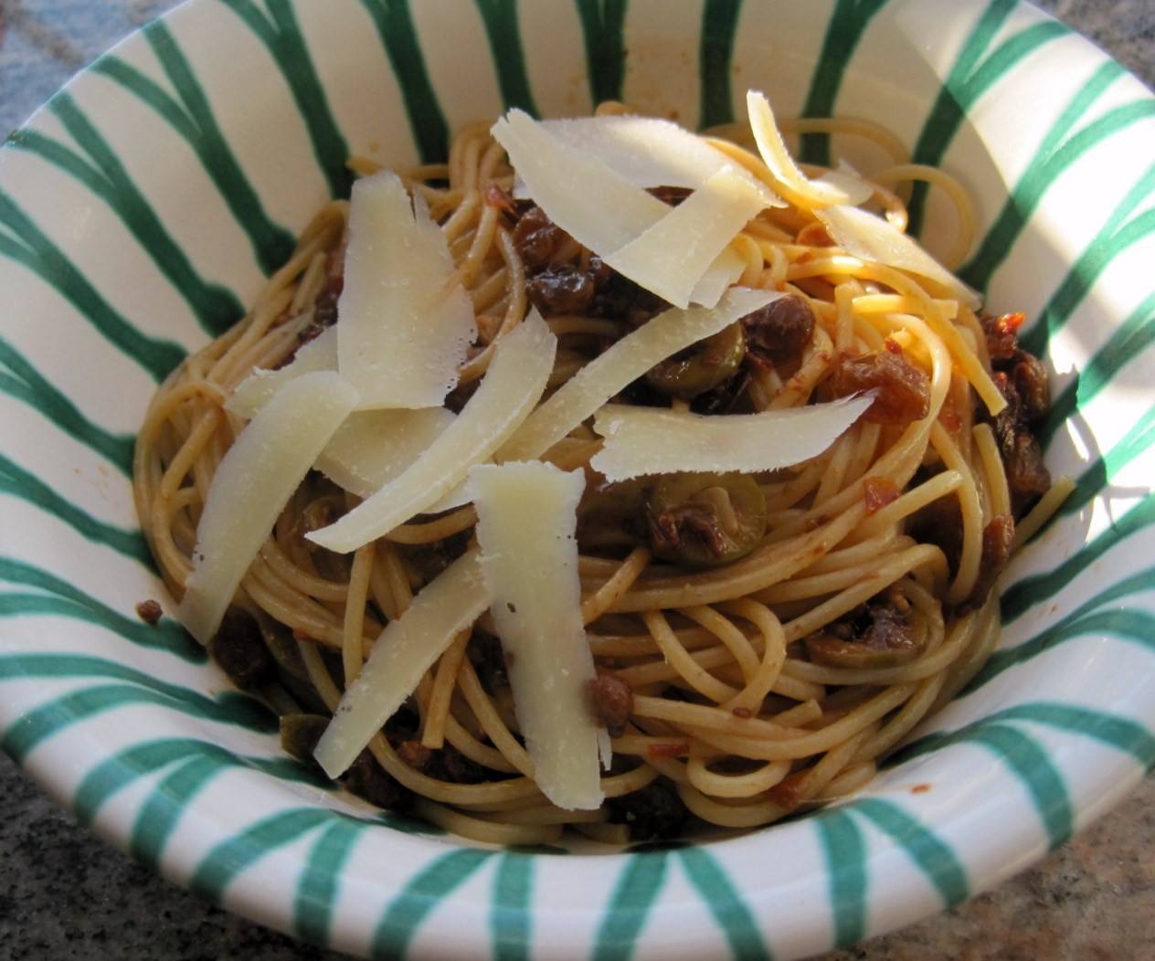 Pasta mit Sardellen, Kapern, Rosinen und Oliven Rezept - ichkoche.de