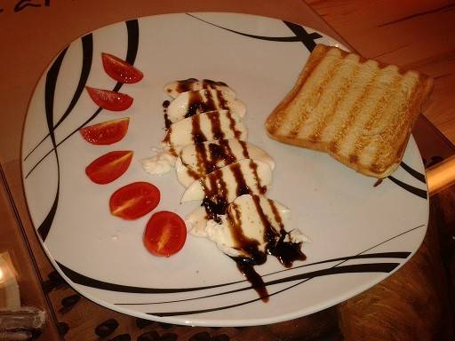 Mozarella mit Tomaten und Balsamicocreme
