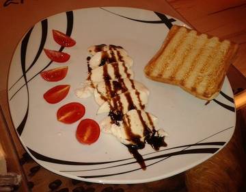 Mozarella mit Tomaten und Balsamicocreme