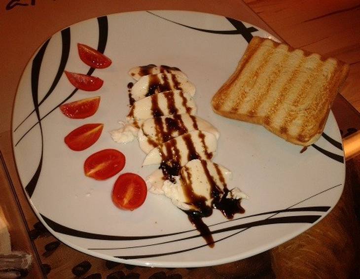 Mozarella mit Tomaten und Balsamicocreme Mozarella mit Tomaten und Balsamicocreme