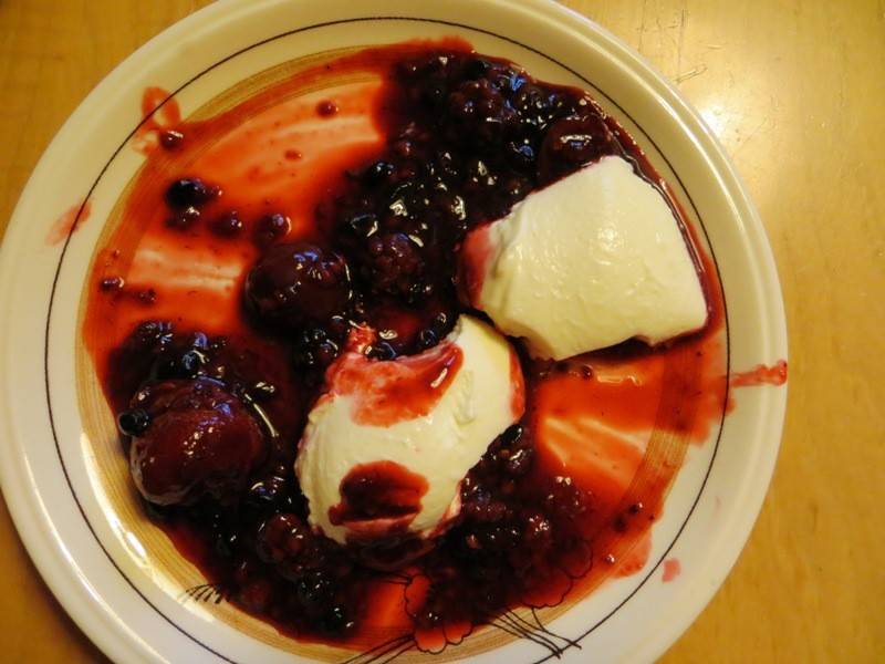 Topfencreme mit Früchten
