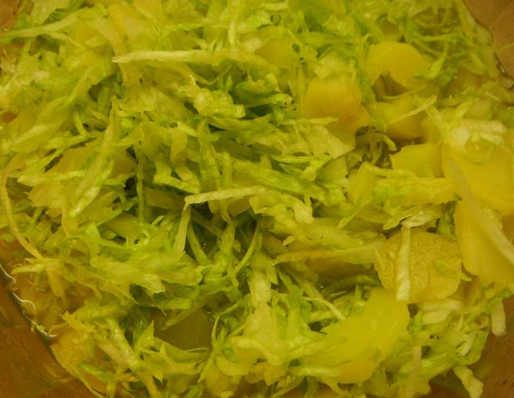 Eisbergsalat mit Kartoffeln Eisbergsalat mit Kartoffeln