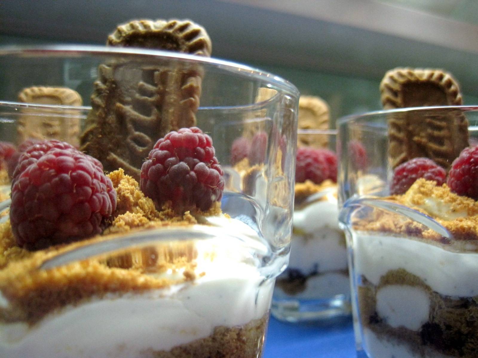 Tiramisu mit Karamellkeksen und Himbeeren