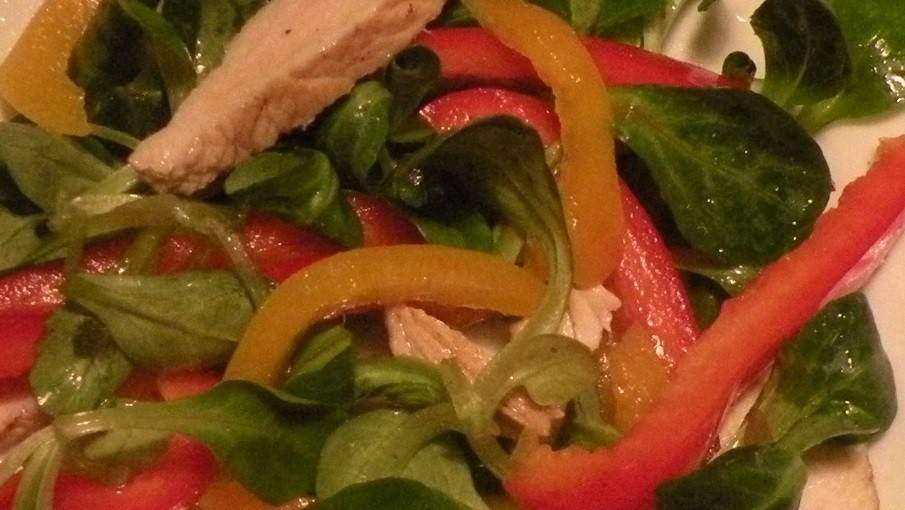Paprika-Vogerlsalat mit Hendelstreifen