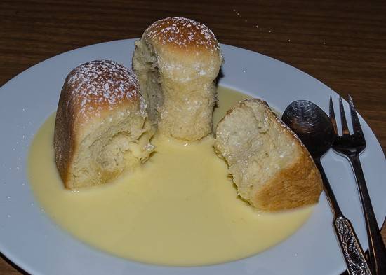 Buchteln mit Vanillesauce
