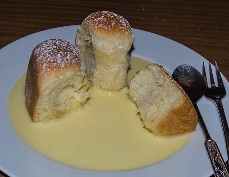 Buchteln mit Vanillesauce Buchteln mit Vanillesauce