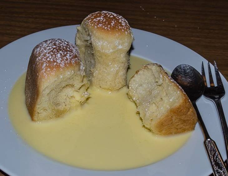 Buchteln mit Vanillesauce