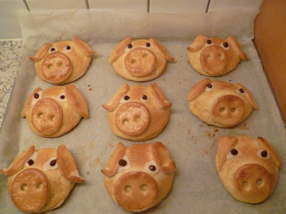 Schweinchen aus Germteig