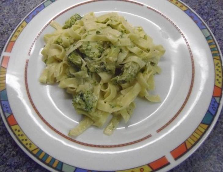 Nudeln in Brokkoli-Rahm-Sauce Nudeln in Brokkoli-Rahm-Sauce