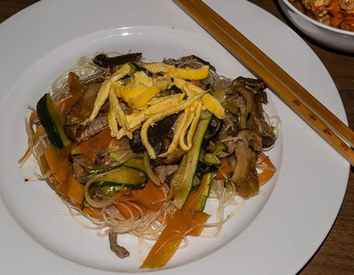 Chapchae - Koreanische Glasnudelpfanne Chapchae - Koreanische Glasnudelpfanne