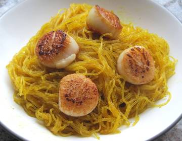 Currynudeln mit gebratenen Jakobsmuscheln Currynudeln mit gebratenen Jakobsmuscheln