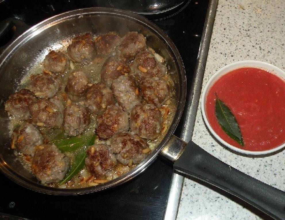 Lammfleischbällchen mit Pinienkernen Lammfleischbällchen mit Pinienkernen