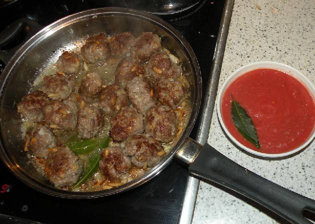 Lammfleischbällchen mit Pinienkernen Rezept - ichkoche.de Lammfleischbällchen mit Pinienkernen Rezept - ichkoche.de