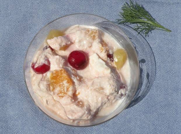 Obstsalat mit Joghurtmützchen