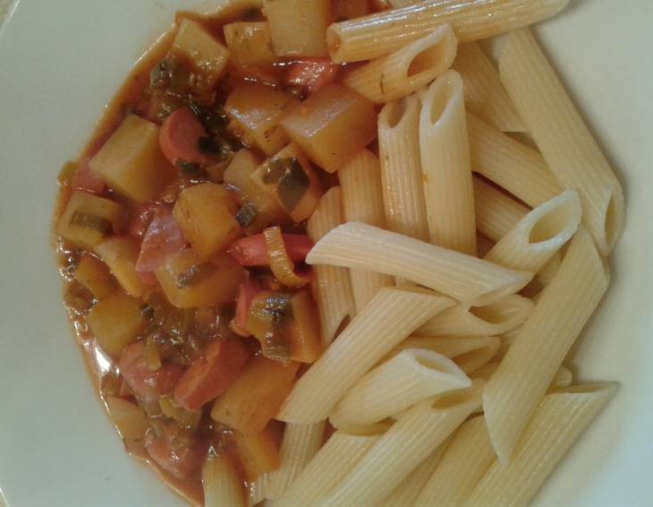Kartoffelgulasch mit Lauch und Frankfurter Kartoffelgulasch mit Lauch und Frankfurter