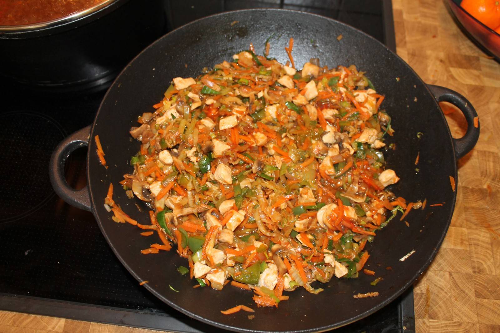 Puten-Gemüsepfanne aus dem Wok Rezept - ichkoche.de