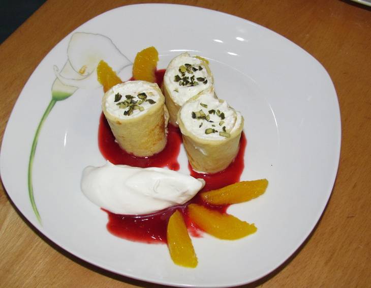 Palatschinkenröllchen mit Kokos-Topfencreme und Himbeer-Orangen-Sauce