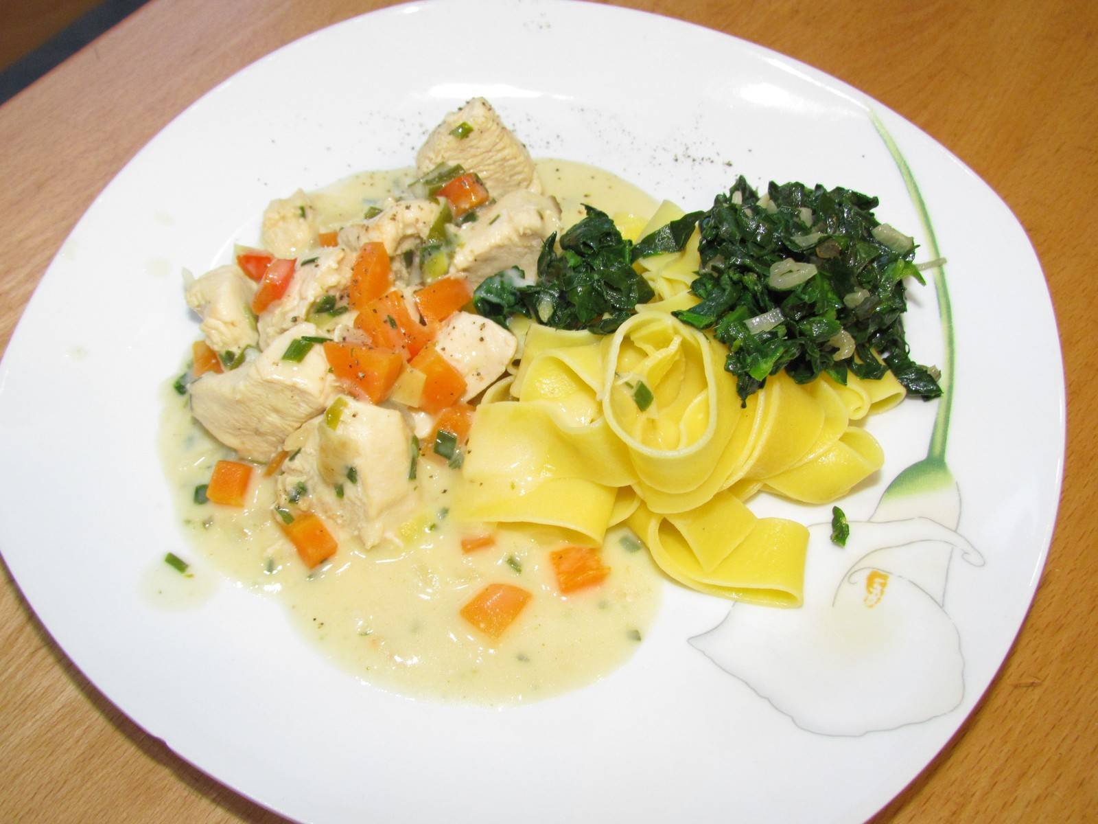 Hähnchen in Senfsauce mit Hausgemachten Nudeln und Blattspinat Rezept ... Hähnchen in Senfsauce mit Hausgemachten Nudeln und Blattspinat Rezept ...