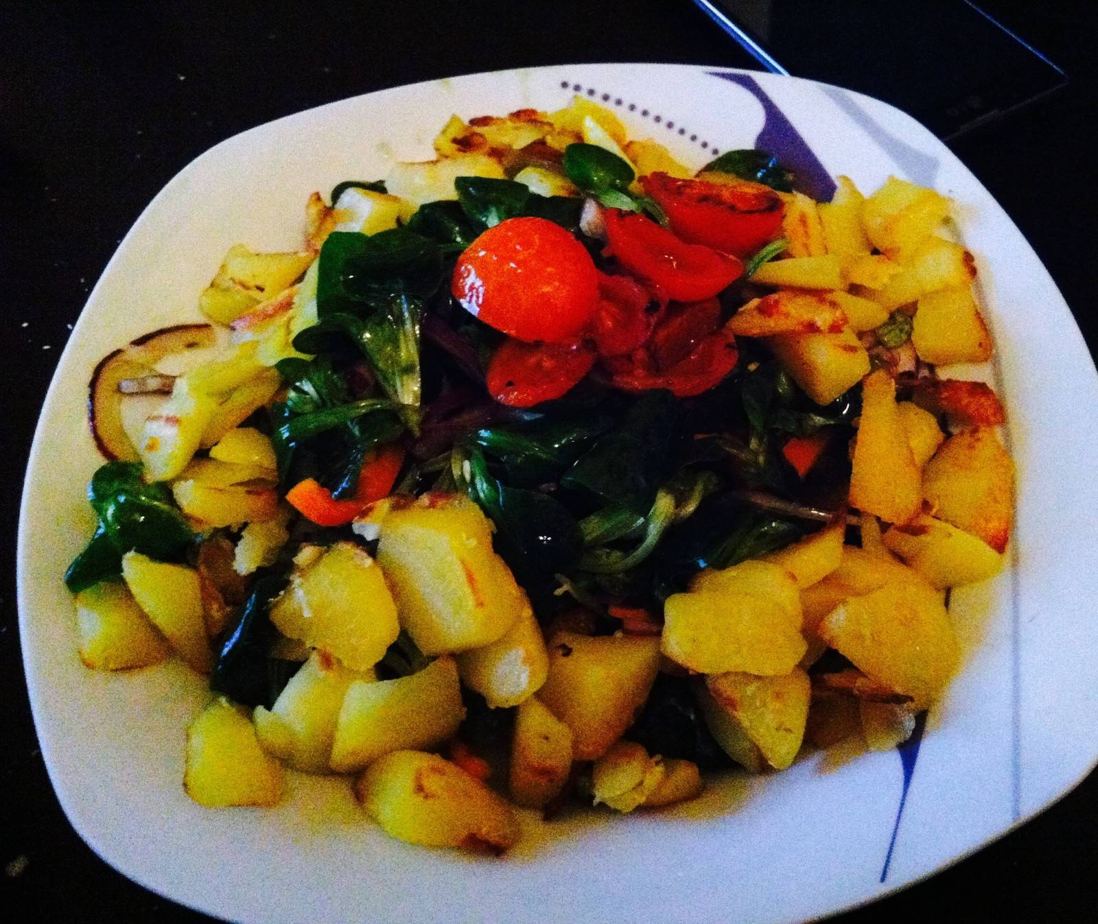 Bunter Vogerlsalat mit Knusperkartoffeln