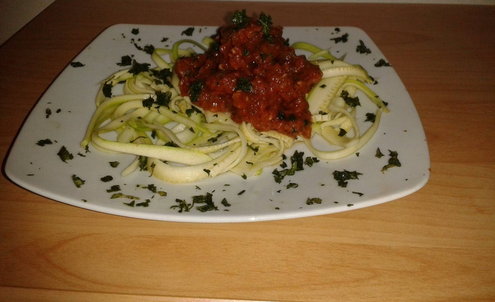 Zucchini-Spaghetti mit Tomatensauce