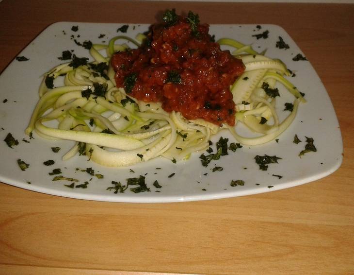 Zucchini-Spaghetti mit Tomatensauce