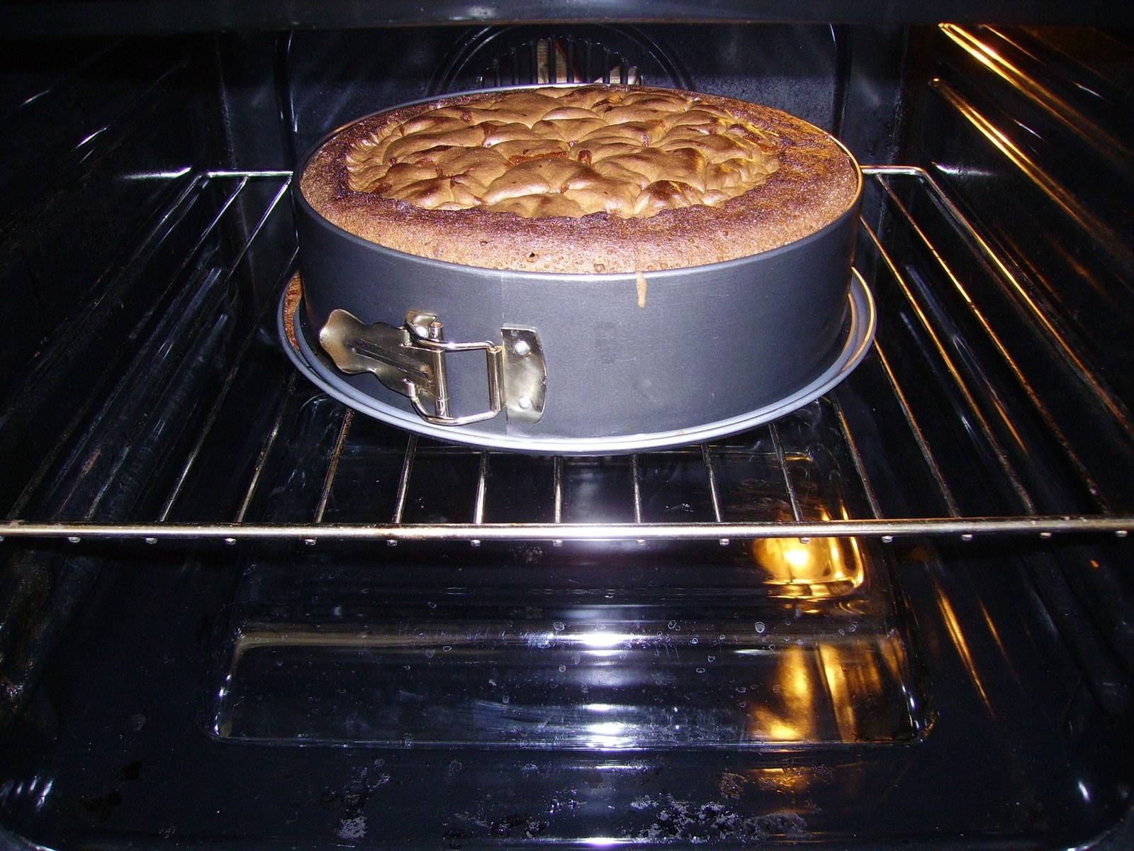 Schokoladenkuchen mit Kirschen
