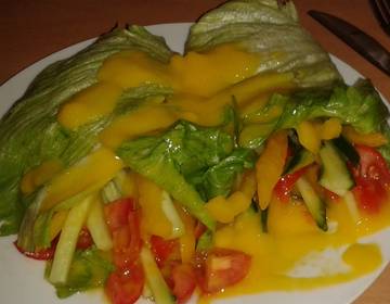 Salatwraps mit Mango-Süß-Sauer-Sauce
