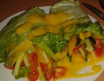 Salatwraps mit Mango-Süß-Sauer-Sauce Salatwraps mit Mango-Süß-Sauer-Sauce