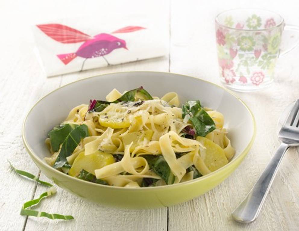 Tagliatelle in Knoblauchsauce mit Mangold Tagliatelle in Knoblauchsauce mit Mangold