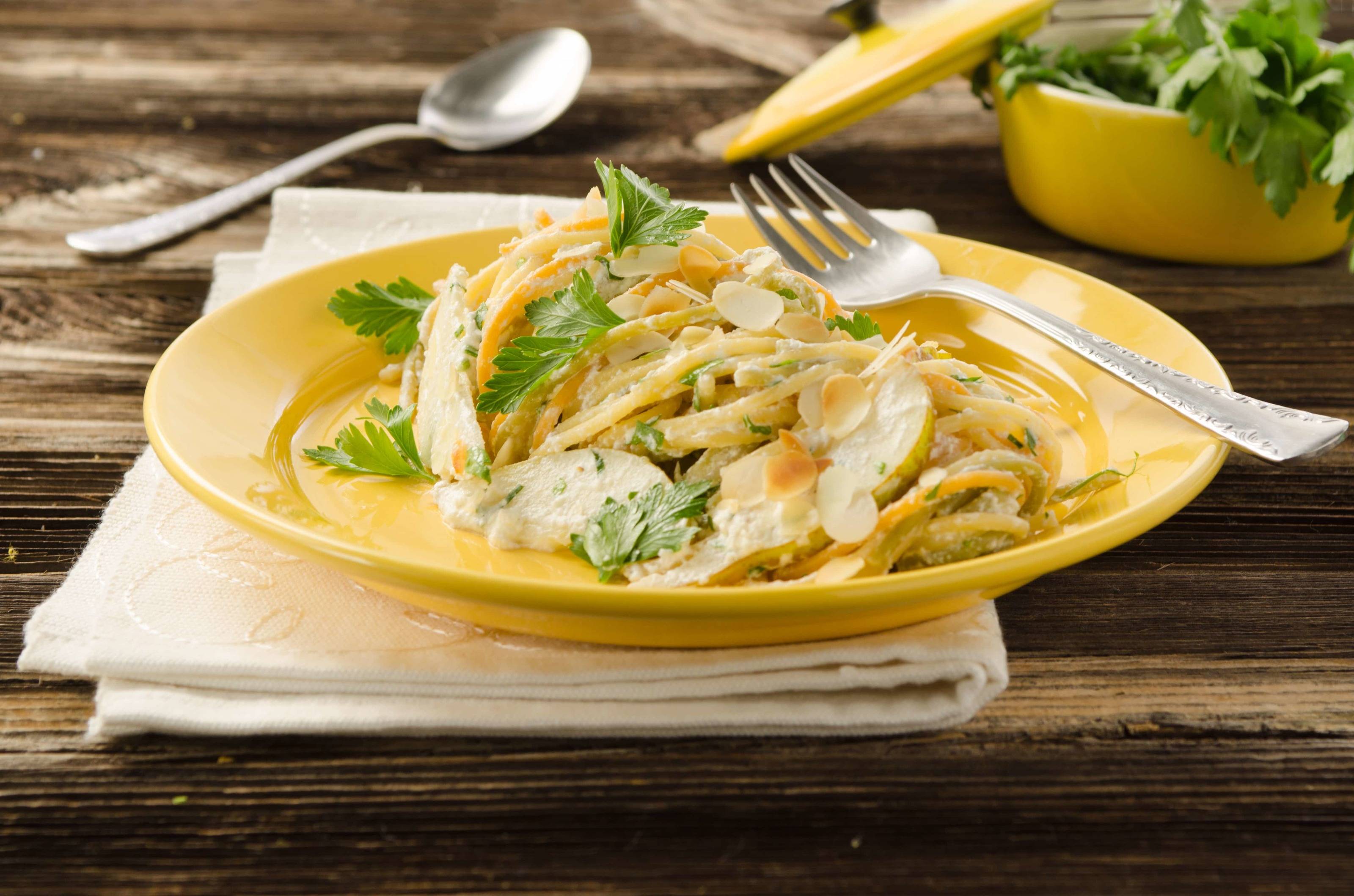 Bunte Spaghetti mit Birne Mandeln amp Ziegenkäse Rezept