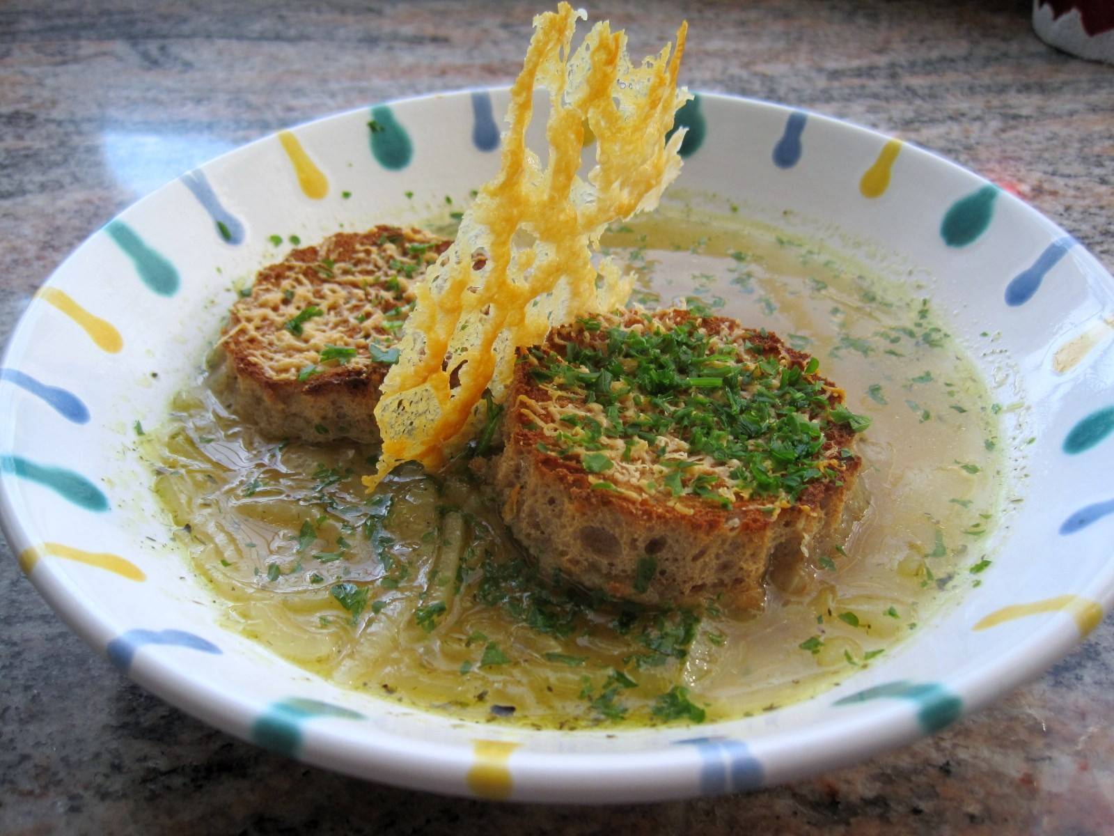 Biersuppe mit gegrillten Brotscheiben