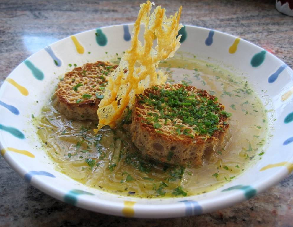 Biersuppe mit gegrillten Brotscheiben Biersuppe mit gegrillten Brotscheiben