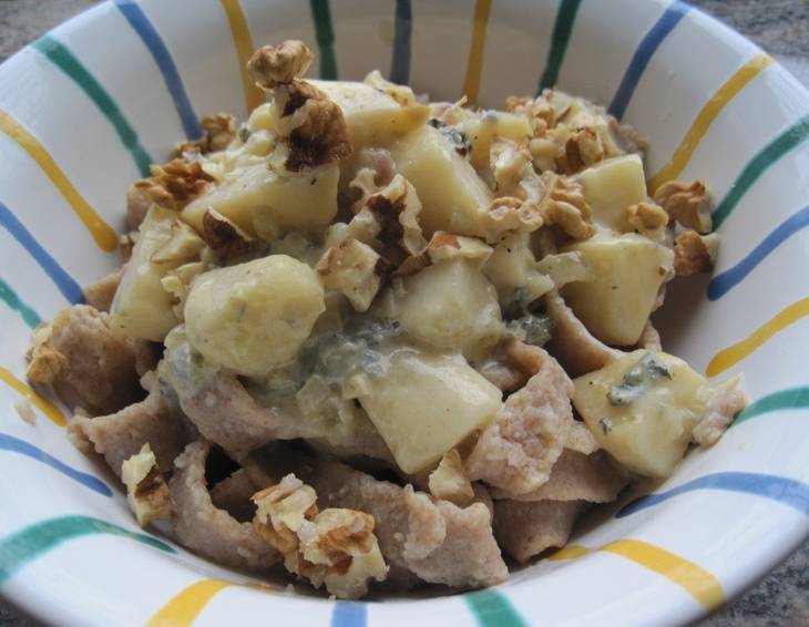 Dinkelvollkornnudeln mit Birnen und Walnüssen Dinkelvollkornnudeln mit Birnen und Walnüssen