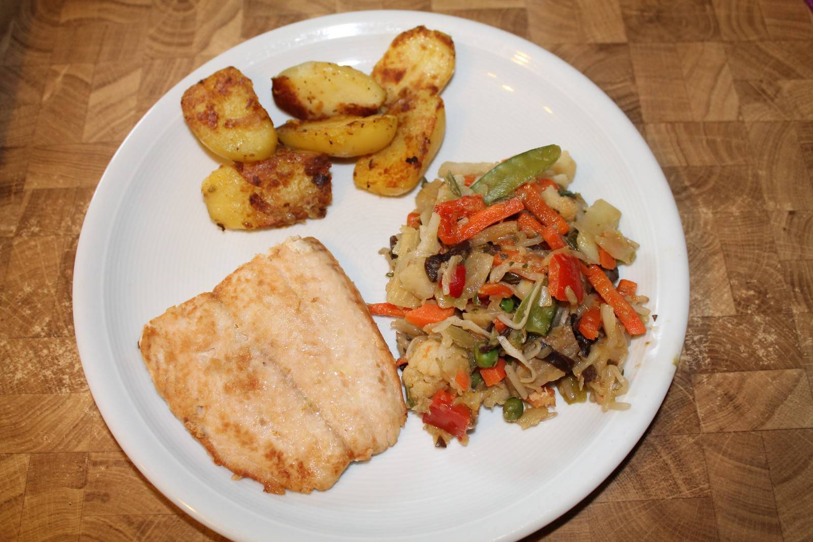 Chinesisches Gemüse mit gebratenem Lachs