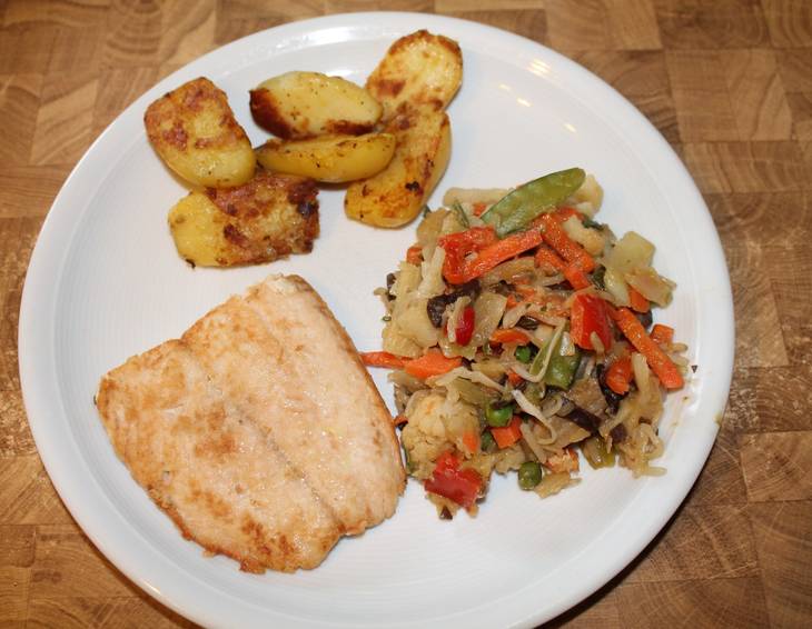 Chinesisches Gemüse mit gebratenem Lachs Chinesisches Gemüse mit gebratenem Lachs